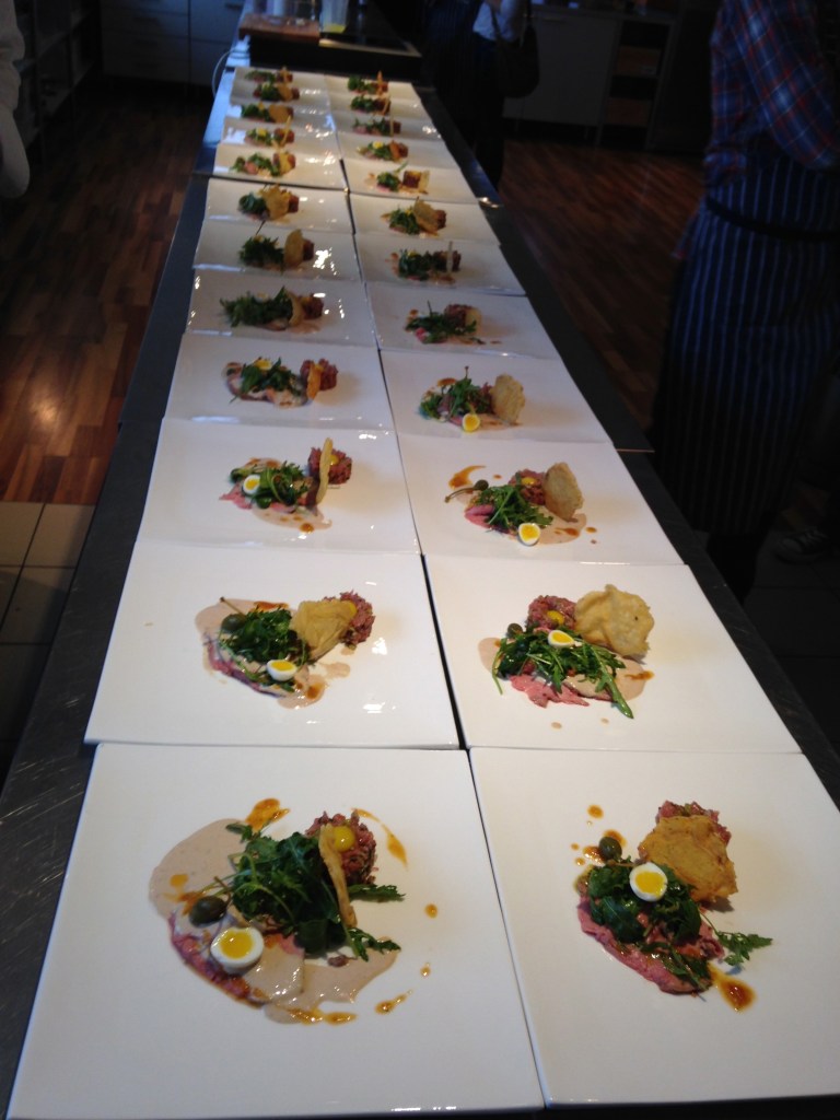 Nicht ein Teller, nicht zwei Teller - nein gaaaanz viele Teller mussten wir anrichten...