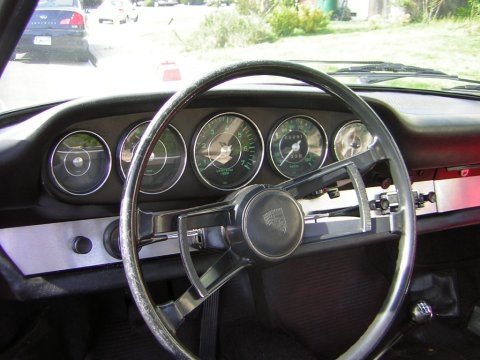 Dashboard eines 1967er 912 mit schwarzer Lackierung und abgeknickter Knieleiste