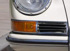 Hupengitter vorne mit 4 Befestigungsschrauben!