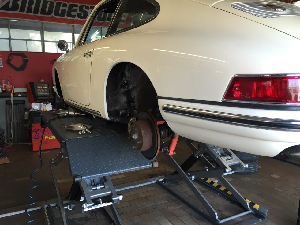 Porsche 912 beim Reifenwechsel